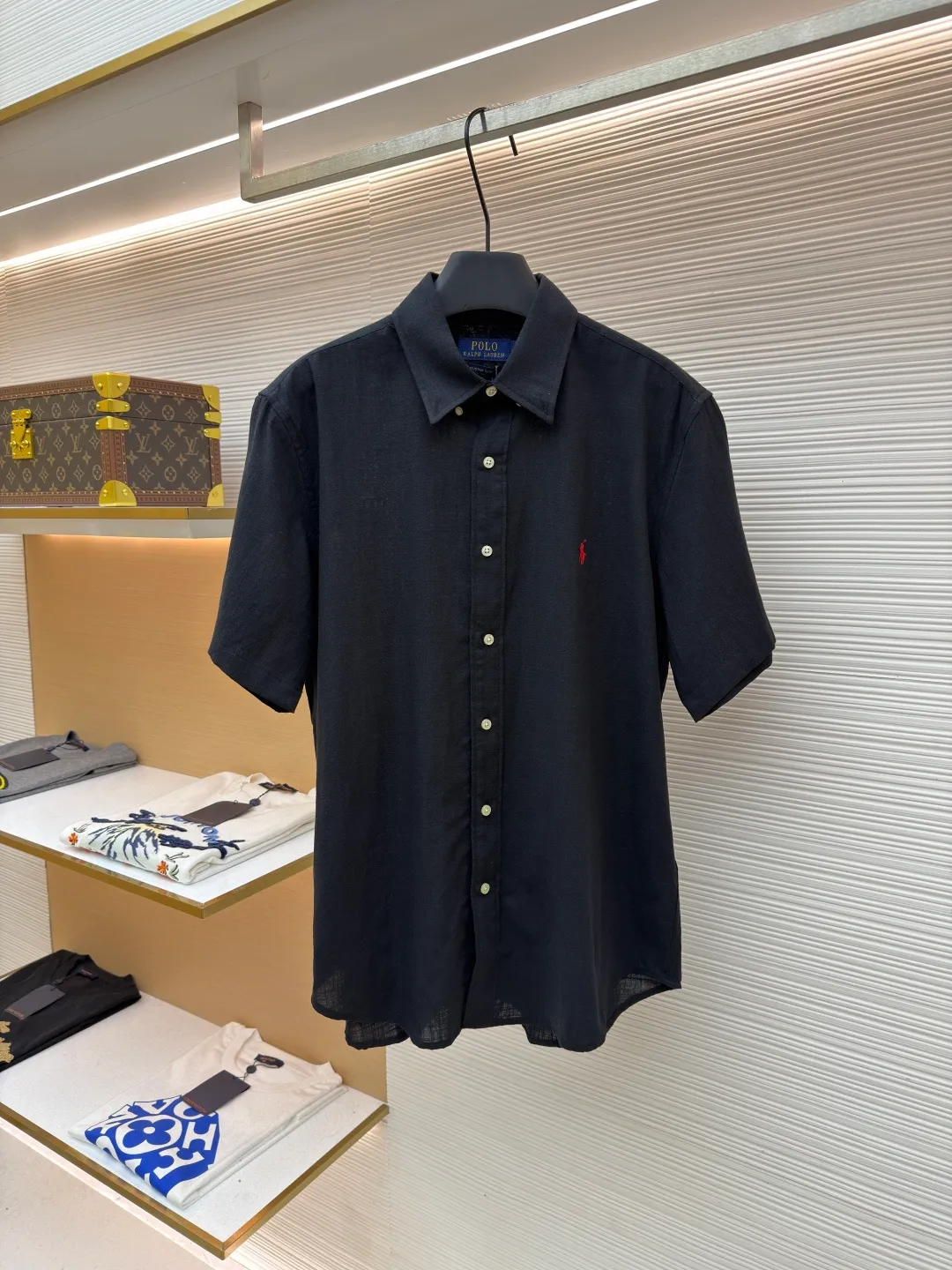 Ralph Lauren logo embroidered short-sleeved shirt ●Original version: Purchased and developed at 1590 ●Item number: 1682557-A20 ●Material: linen cotton plain fabric ●Technology: side-turned embedded stitching ●Color: black ●Version: fitted version ●Weight: about 180 grams ●Size: S-M-L-XL ●Description: Selected high-quality linen cotton plain fabric has natural texture and breathability, tight and smooth Comfortable and close to the skin. Elegantly presented with a touch of deep black. The iconic red pony embroidery is like a smart musical note dancing on the black canvas. Simple but highly recognizable. The clever design of the outer I-shaped pleated split back yoke adds a sense of agility and elegance. The minimalist shape contains the soul of fashion. Imported machine embroidery technology is used. Advanced computer control systems and sophisticated mechanical components are used to achieve the iconic pony embroidery operation with high precision. The lines are smooth and delicate, using the side-turning and embedded stitching process. It is smooth and tidy. The whole fabric has been carefully washed. It has a better hand feel and texture. It is not easy to deform, shrink or fade, and maintains long-term beauty. The overall wiring is straight and delicate, the fabric is comfortable and soft, and the color is consistent without color difference. It can be matched with the same style to create a fashionable look and control various occasions. Customized accessories, complete with three standards, same style for men and women!